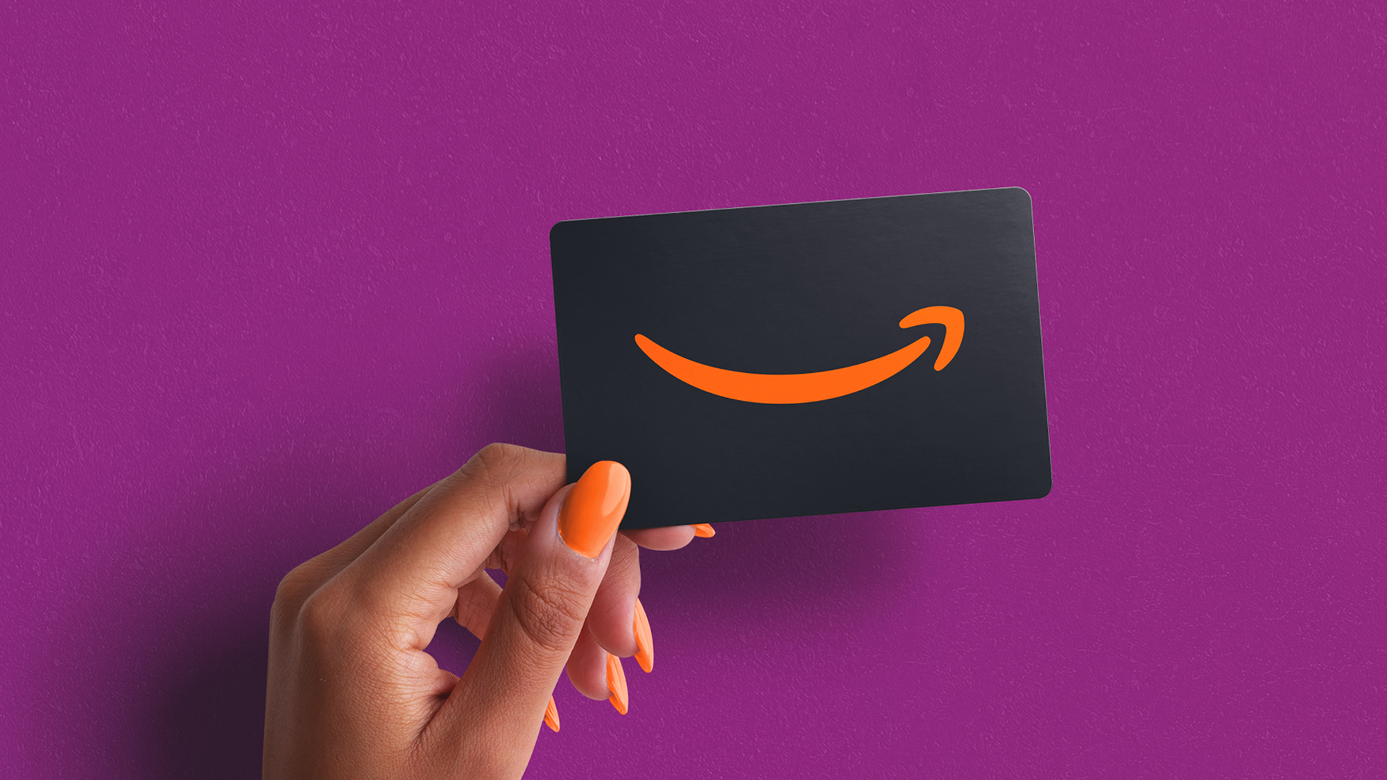 Чёрная подарочная карта Amazon с фирменной оранжевой улыбкой