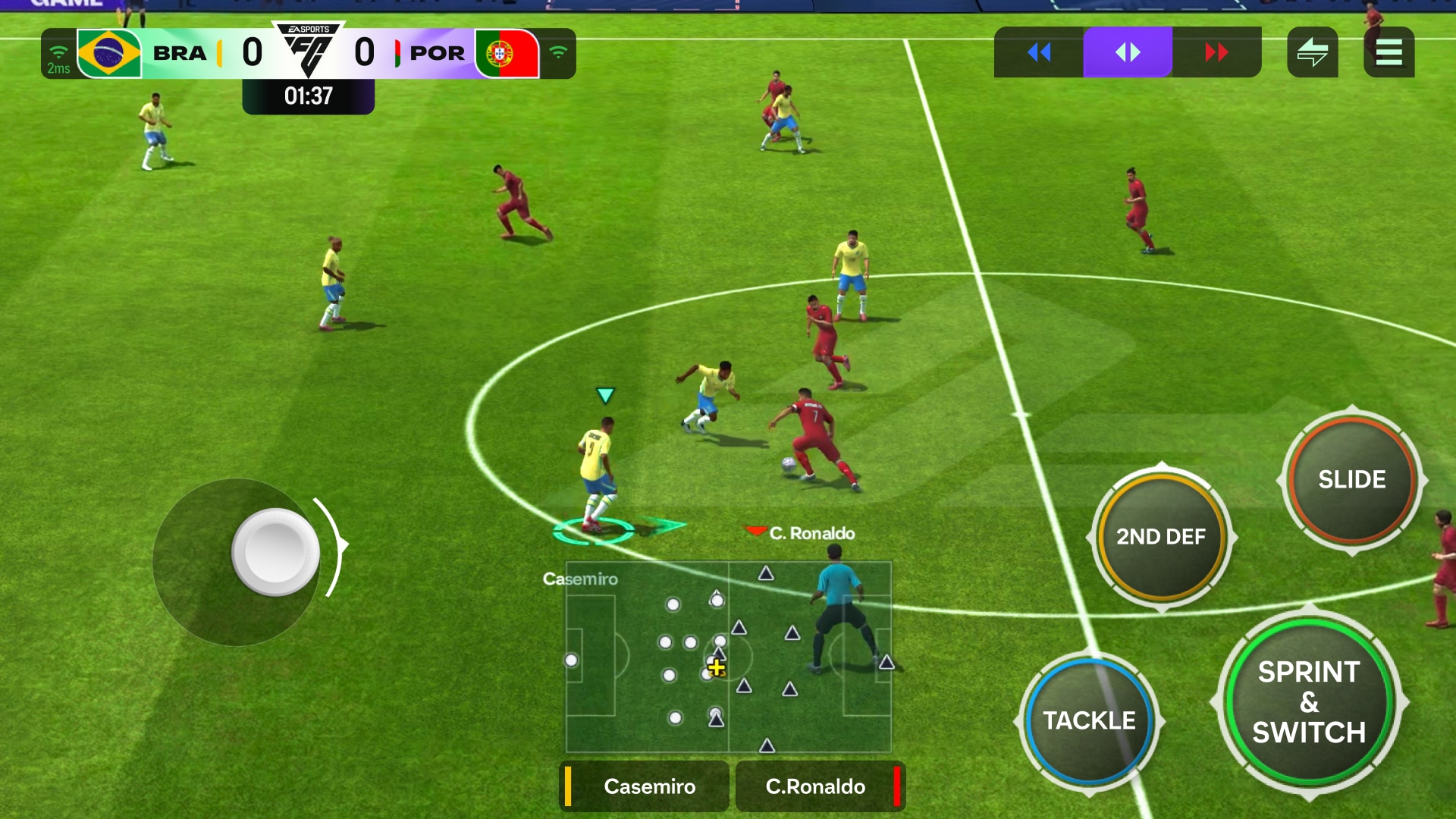 Игровой момент футбольного матча в EA SPORTS FC Mobile