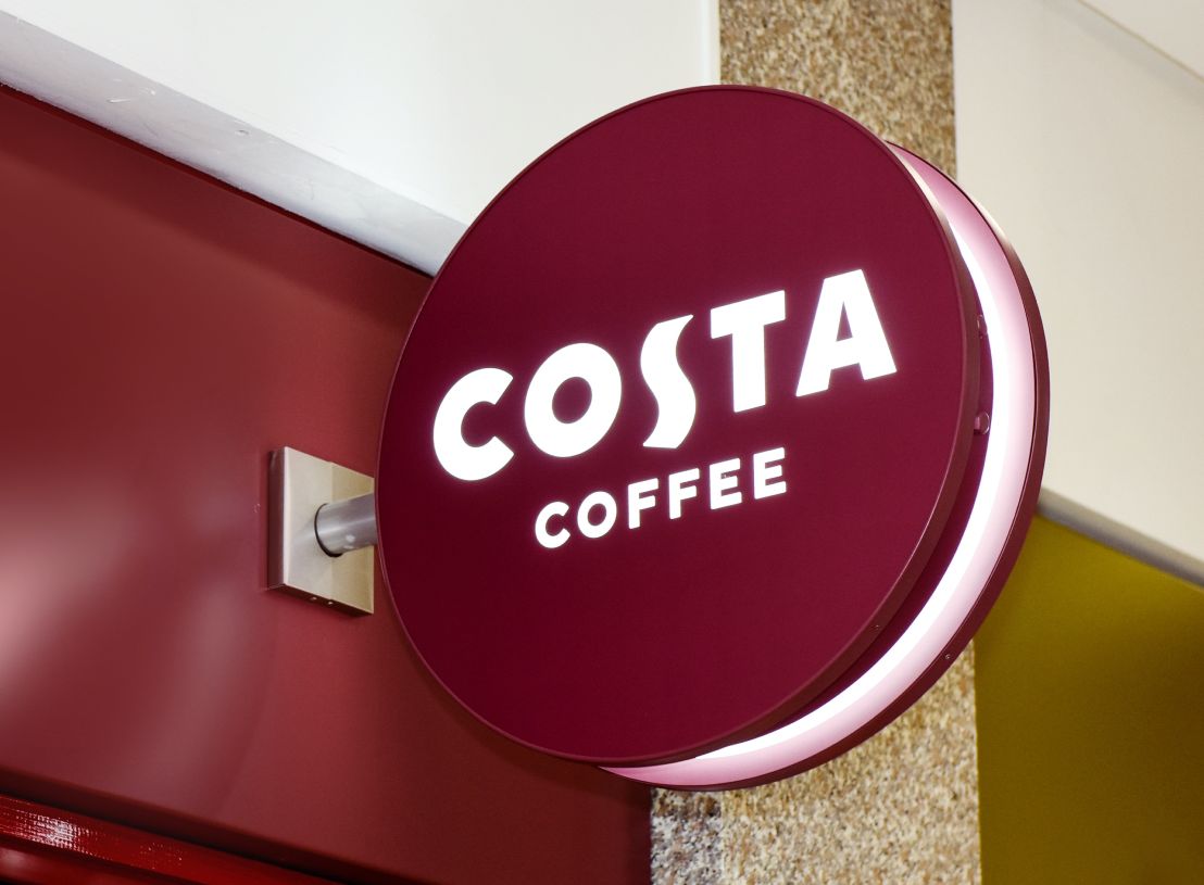 Официальный знак Costa Coffee на фасаде кофейни